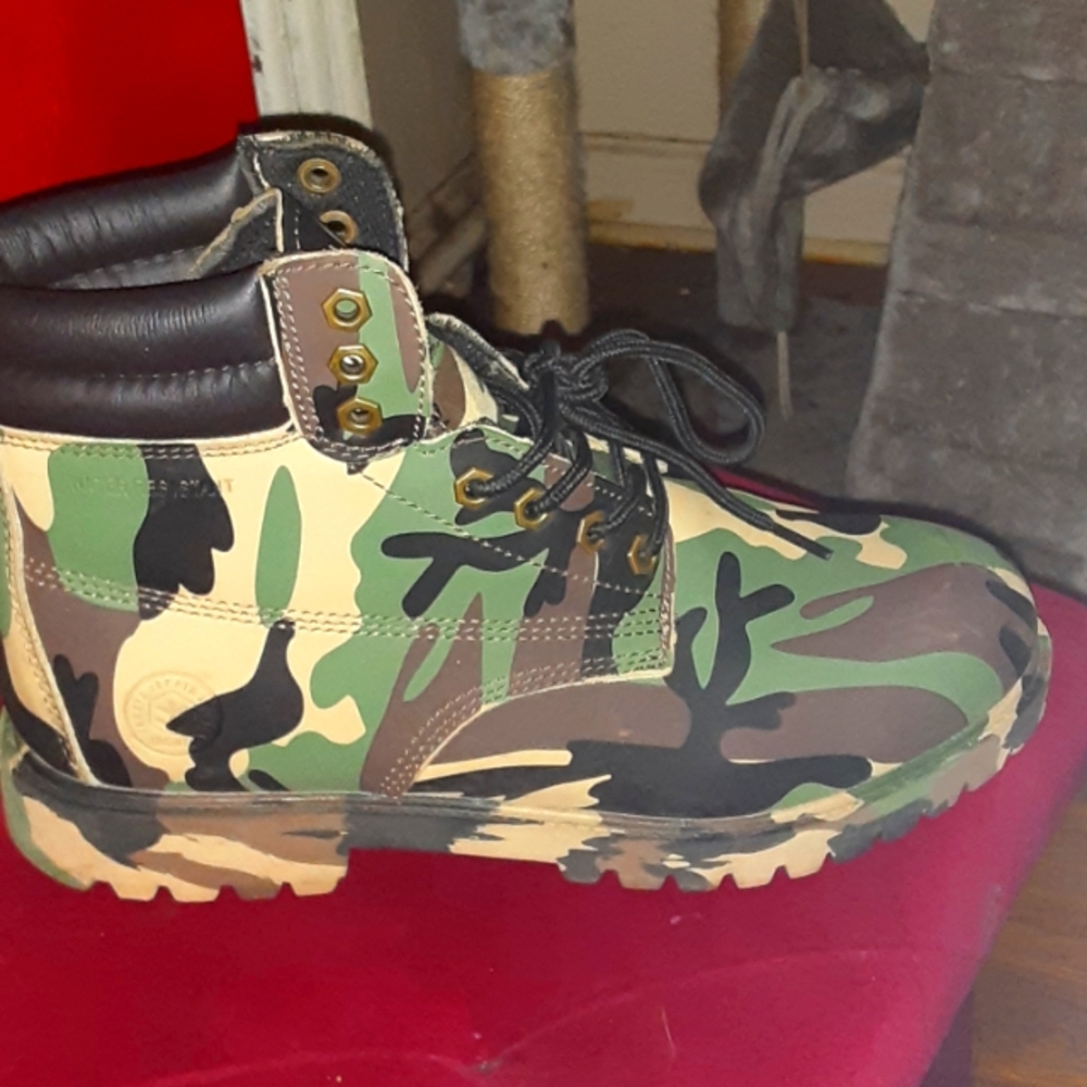 Men's boots size 10 camouflage Jacata